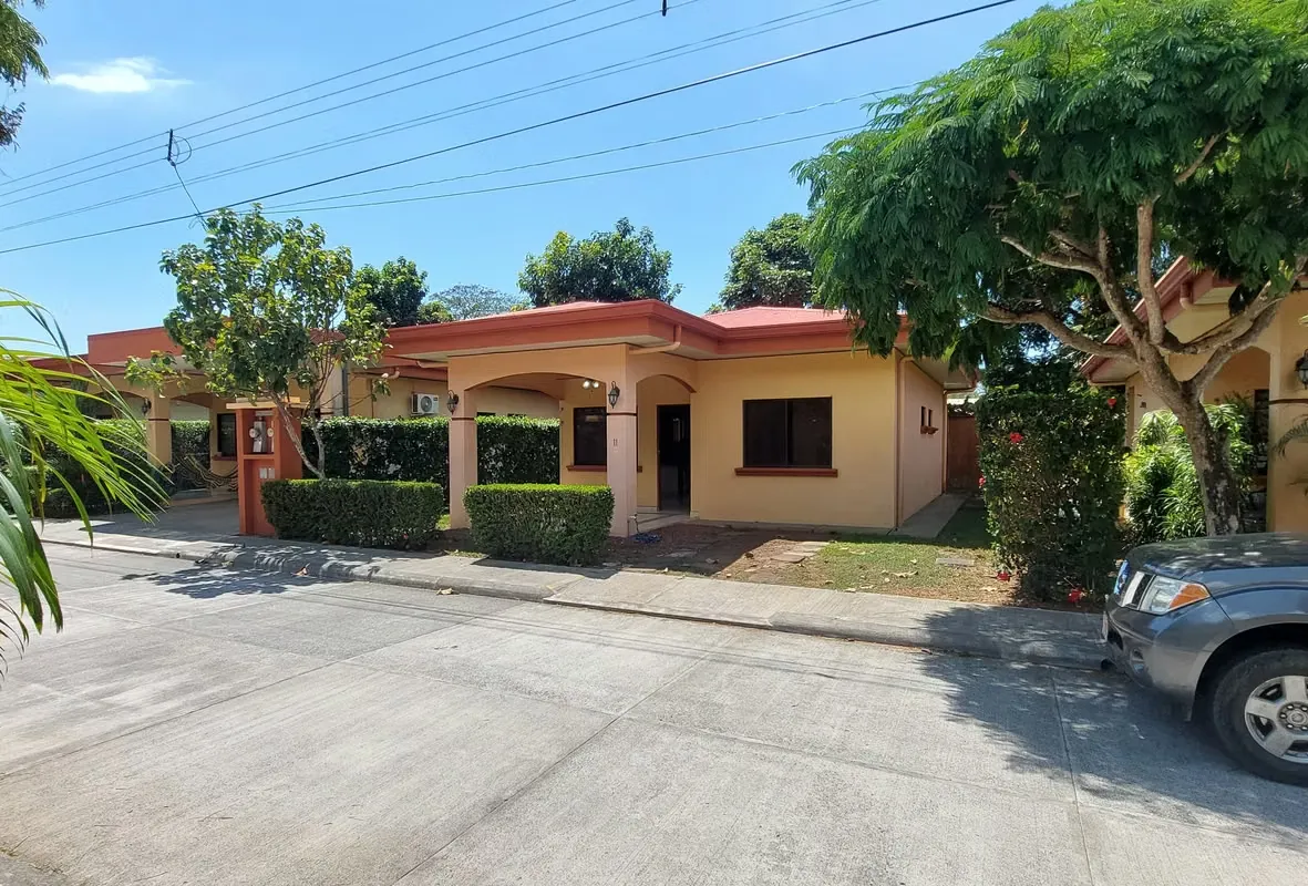 PLAYA JACO, LINDA CASITA de 1 piso en Condominio