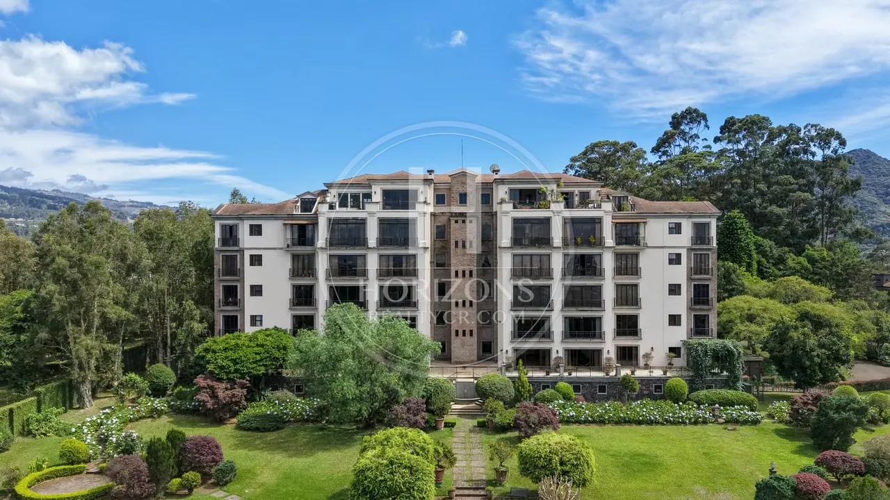 Área de construcción: 418m² – Disponibilidad inmediata – Cuota de condominio: 620,000 colones – Año de construcción: 2003 – Pet-friendly – ...