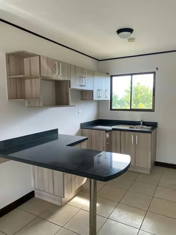 Hermoso y espacioso apartamento en segunda planta en condominio con bellas amenidades. Excelente ...