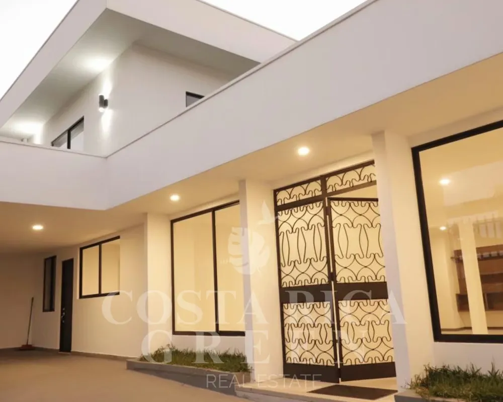 HOUSE FOR SALE IN MORAVIA NEAR PLAZA LINCOLN