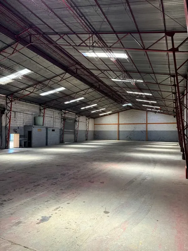 ¿Busca maximizar su capacidad de almacenaje en una ubicación estratégica? Esta impresionante bodega en Barrio ...
