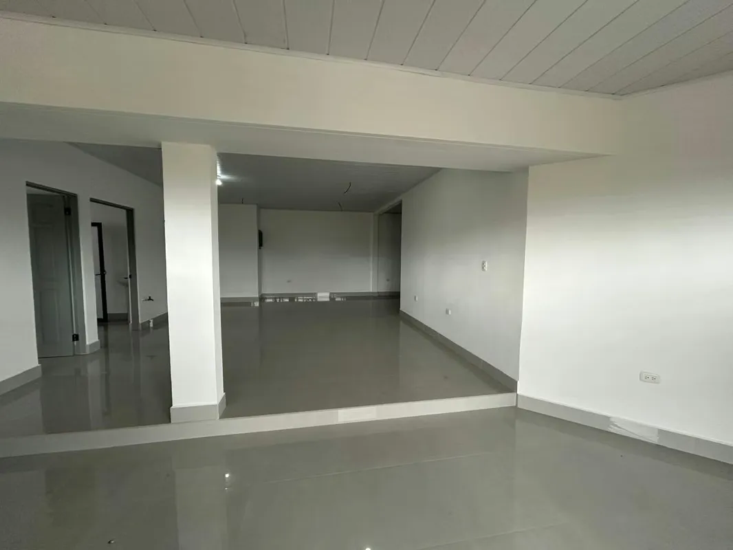 Commercial space for rent with ample parking in San Pedro. ID 41932