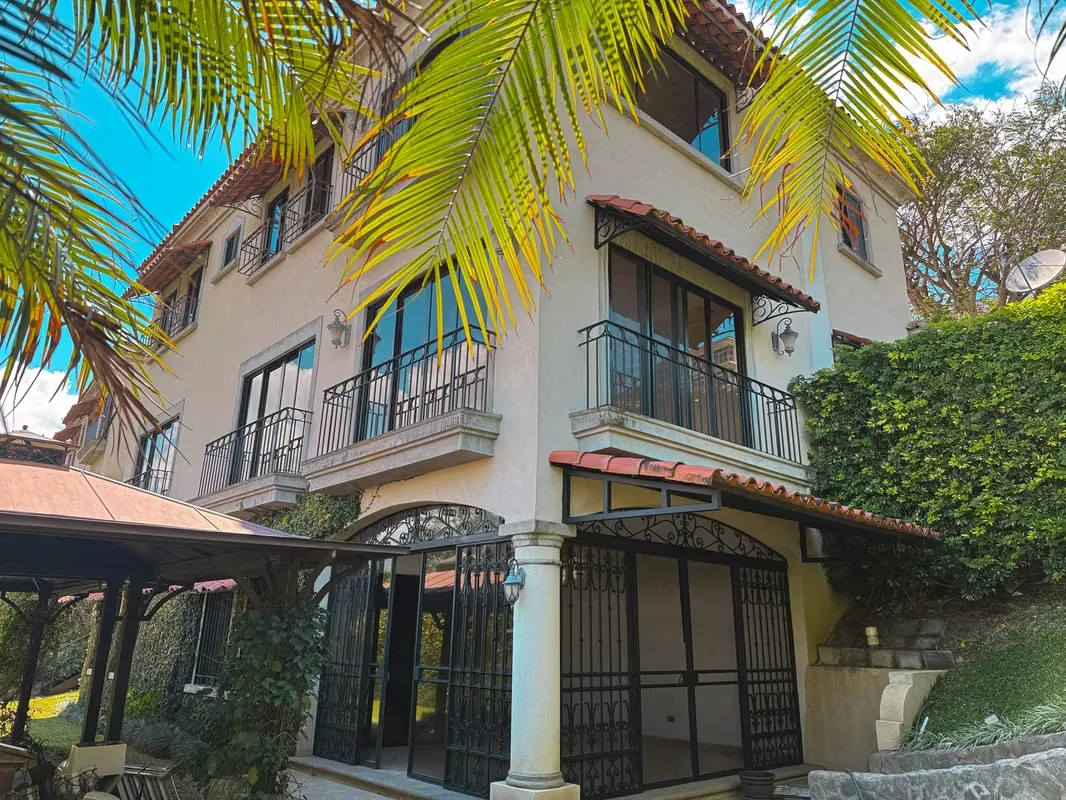 Venta casa de lujo de 3 niveles con jardín y terraza, Escazú. (FE)