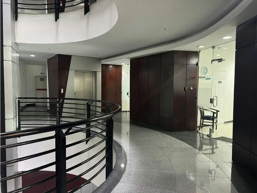 Esta elegante oficina para alquiler se encuentra ubicada en el exclusivo distrito de Escazú, en la siempre vibrante ciudad de San José, Costa Rica. Con una área construida de ...