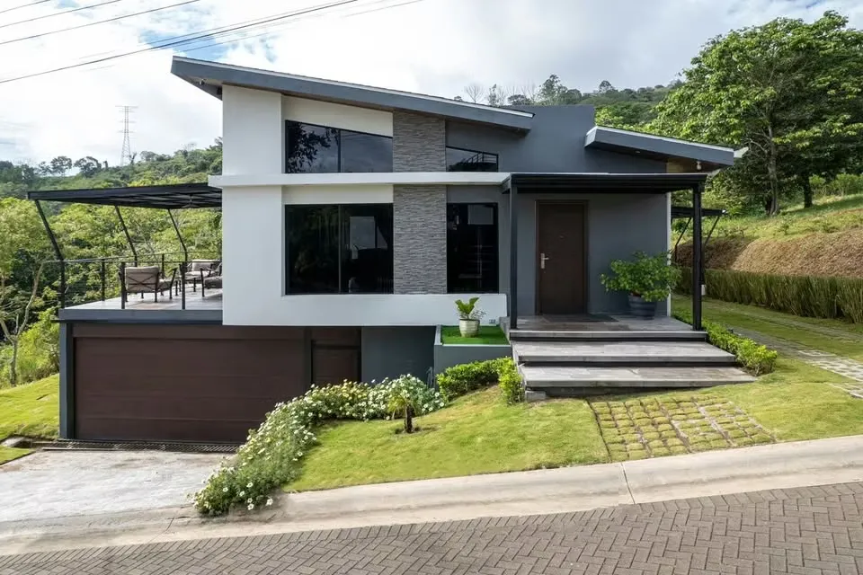 Casa Moderna en Ladera en Condominio Privado en Naranjo