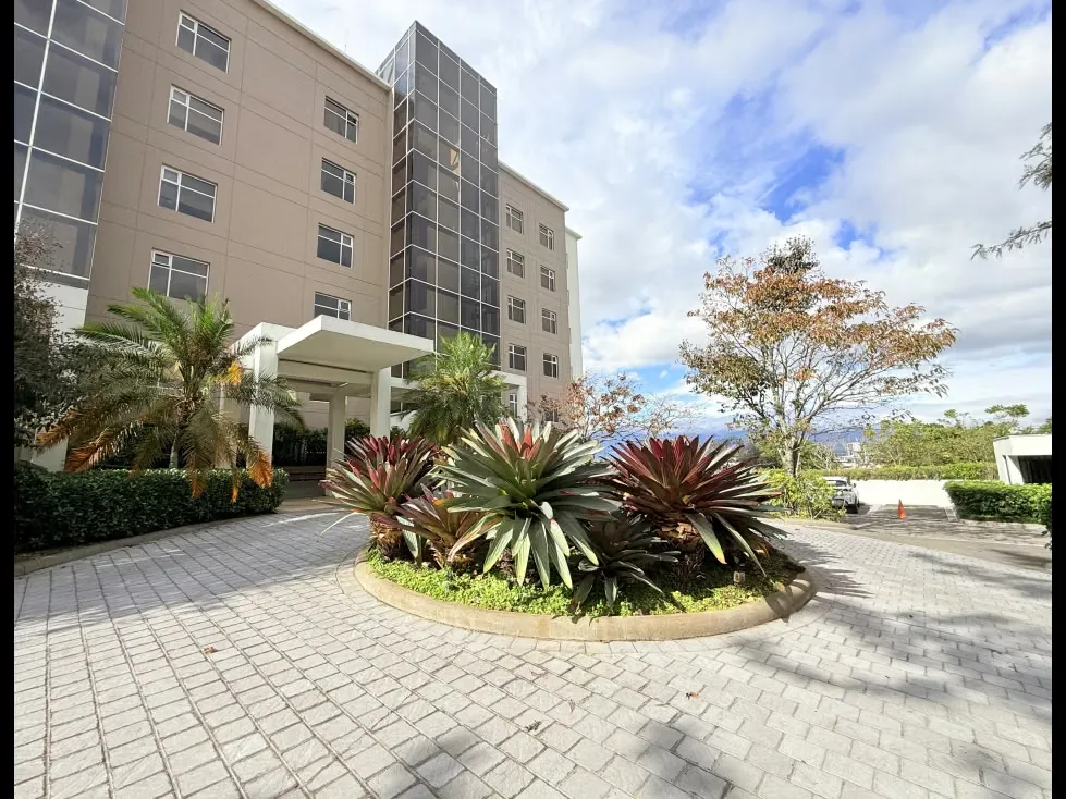 Este apartamento se ubica en una zona privilegiada de Escazú, uno de los lugares más buscados para vivir en San José por su seguridad, conveniencia y calidad de vida. Es una ...
