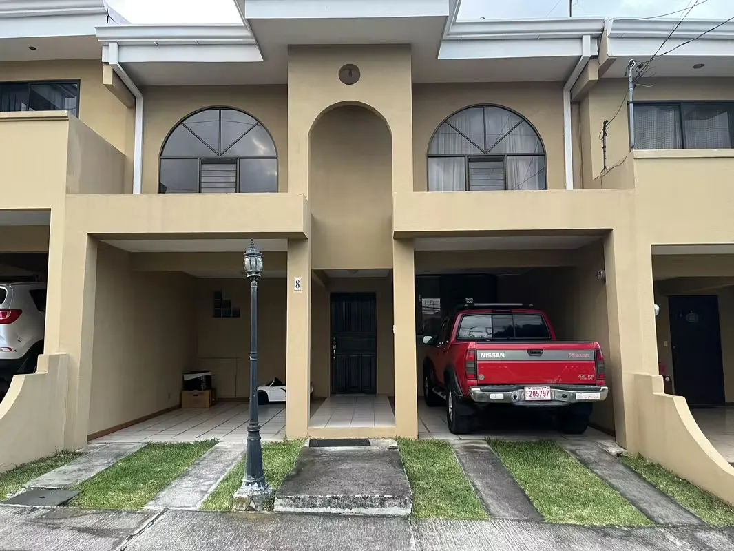 Vendo casa en Lagunilla, Condominio Real Las Gladiolas. Frente Ultra Park 2
