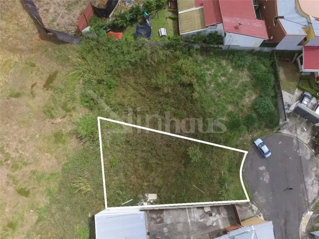 Descubra una oportunidad excepcional para invertir en un **lote residencial en venta** en el prestigioso **residencial cerrado La Itaba**, ubicado en **Lomas de Ayarco Sur, Curridabat, ...