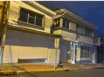 MA Asesorías vende edificio comercial, o habitacional, en el corazón de la ciudad de Heredia. La edificación fue una de las farmacias de mayor auge en su época, considerando la ...
