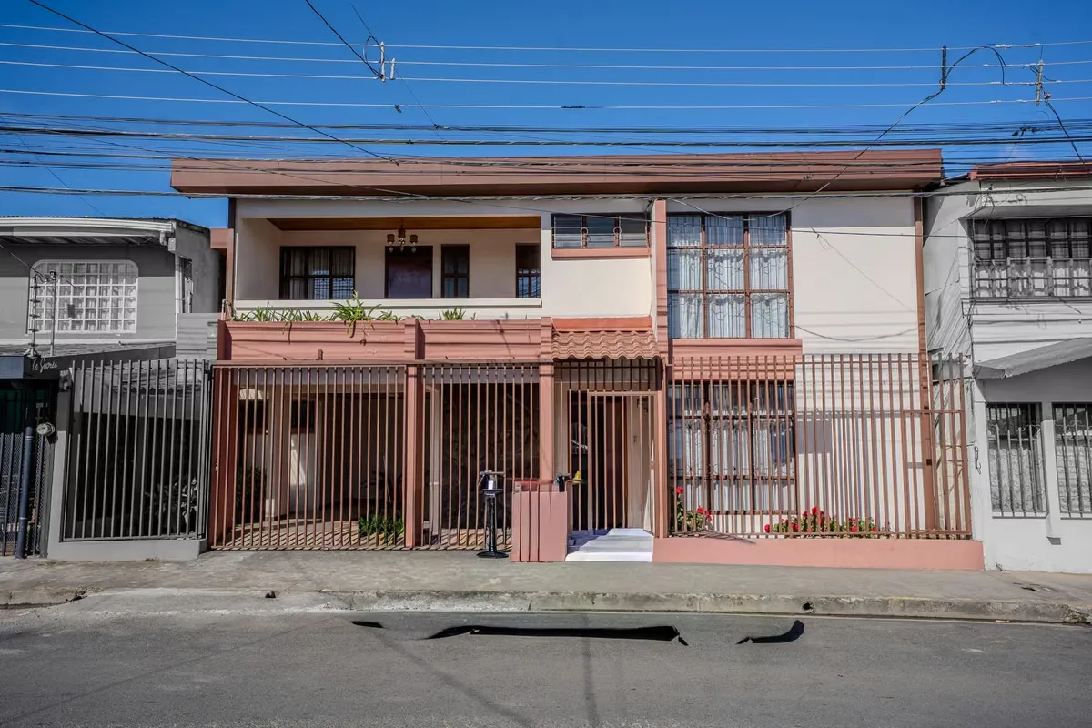 Propiedad comercial de alta calidad con gran potencial de revalorización en el corazón de San Ramón. Construida en concreto con pisos y techos de madera, esta sólida ...
