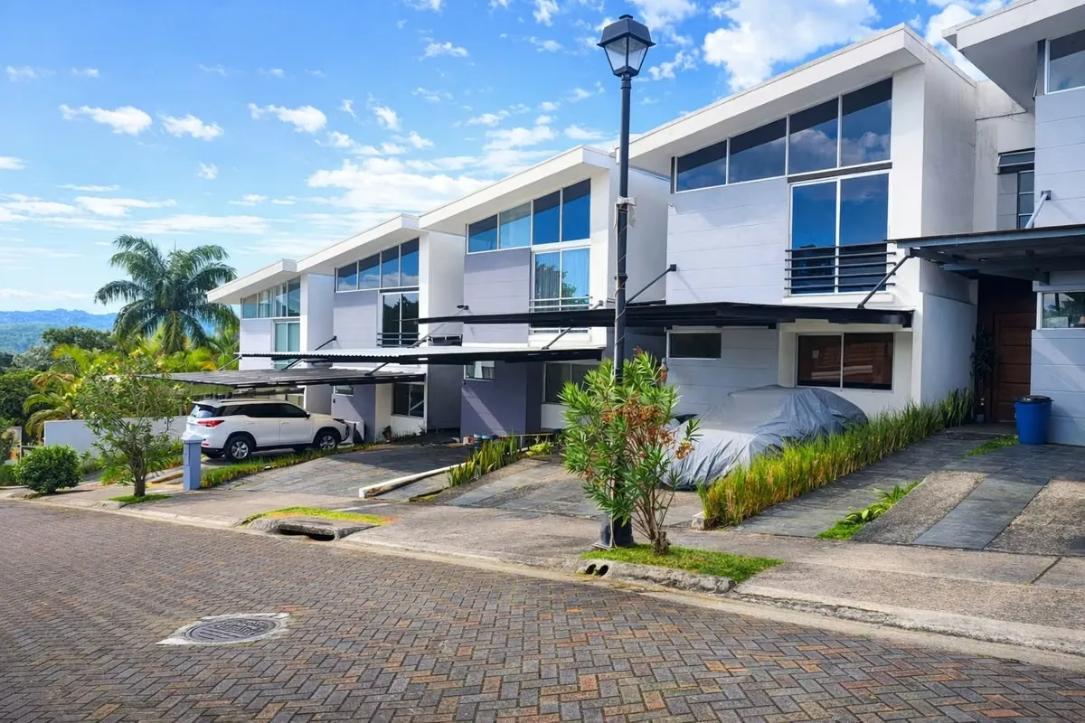 Descubra esta hermosa casa en condominio en San Rafael de Montes de Oca, donde la seguridad, la comodidad y ...