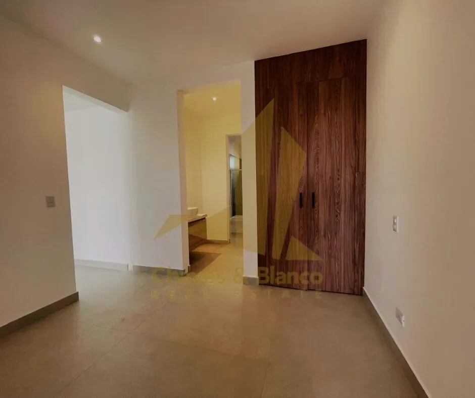 Ubicada en una colina dentro de un exclusivo proyecto residencial con áreas comunes premium: piscina, ...