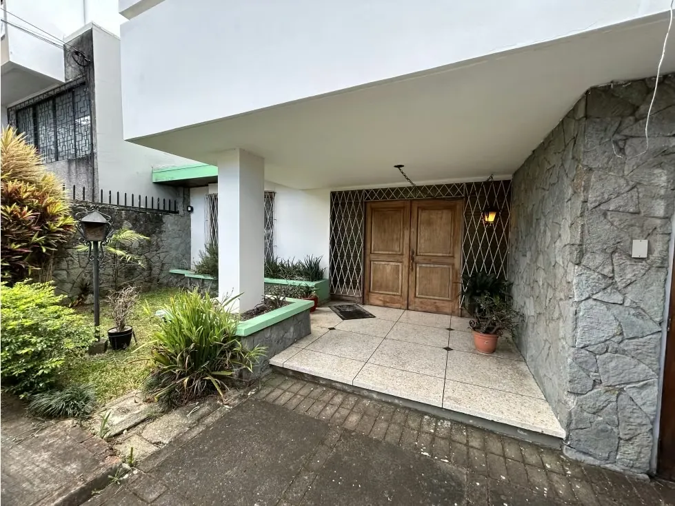 Terreno de 606 m² con casa existente, una excelente oportunidad que te brinda 2 caminos claros: