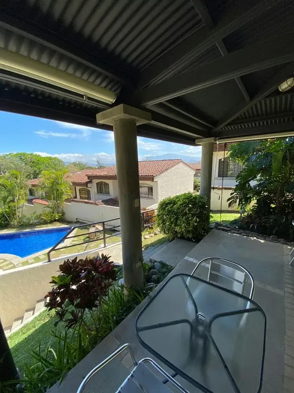 Alquilo en Escazu casa tipo townhouse en condominio de 14 unidades muy seguro cerca de Worlds Gym y La Paco.
