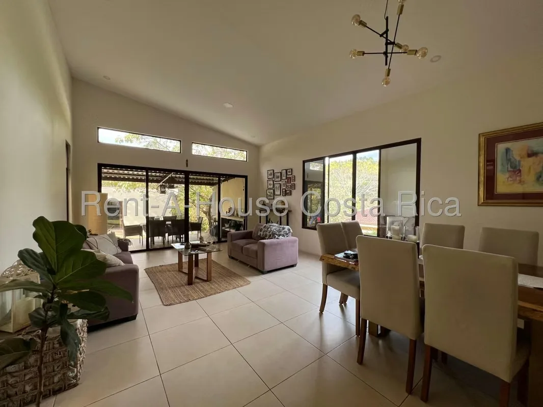 Descubre esta impresionante casa en el corazón de Santa Ana, Piedades, San José. Ubicada en un exclusivo residencial, esta propiedad de pocos años de construida destaca por su ...