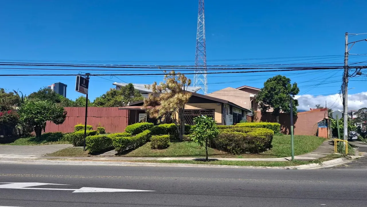 Venta propiedad comercial local y apartamentos en Zapote