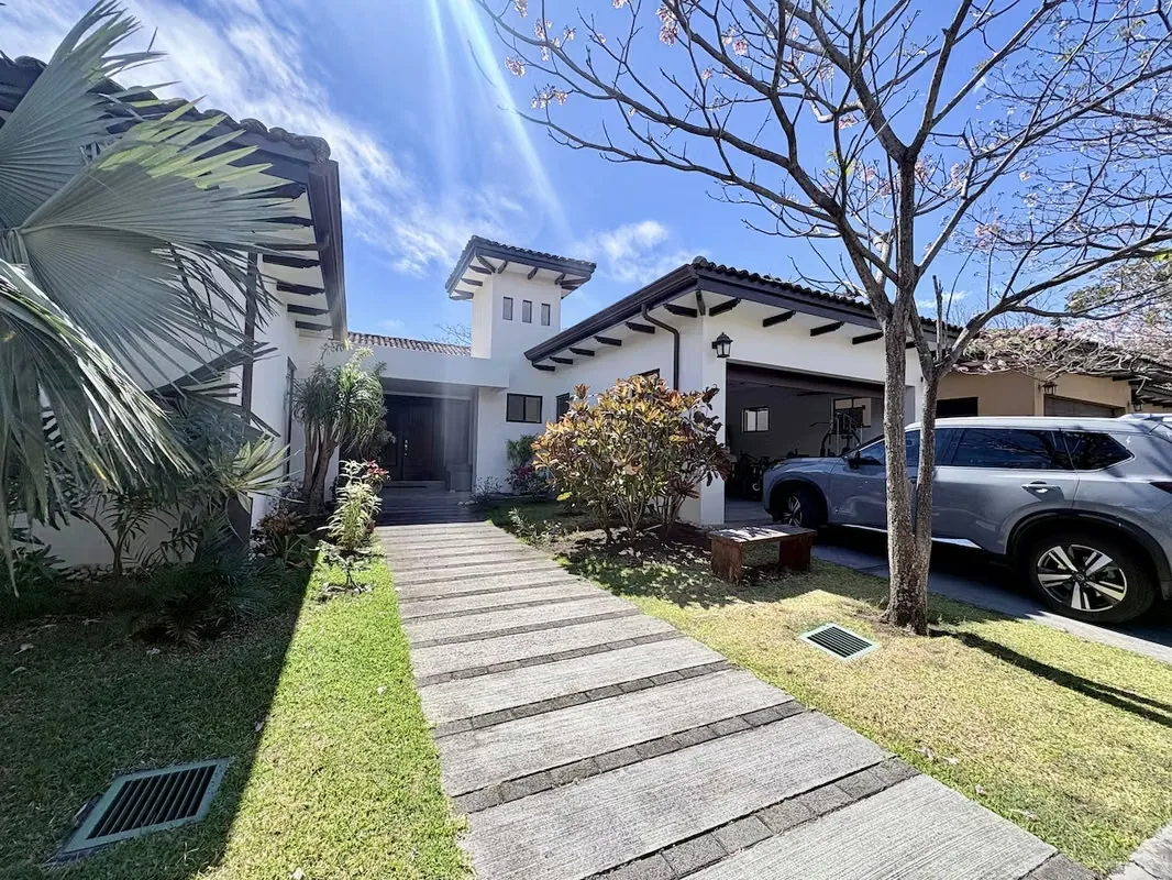 En la exclusiva zona de Lindora, dentro de un condominio boutique de pocas residencias en Santa Ana, se encuentra ...