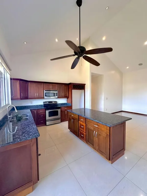 ALQUILER DE CASA EN CONDOMINIO LINDORA VILLAGE