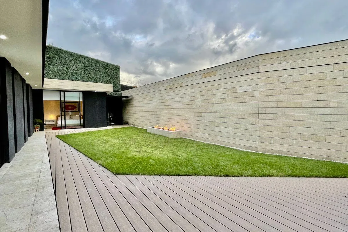 Descubra el privilegio de vivir en una residencia de una sola planta que combina amplitud, ...