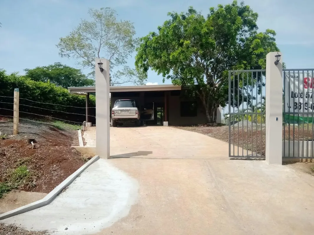 Terreno: 570 m², amplio espacio ideal para jardines, áreas verdes o futuras ampliaciones