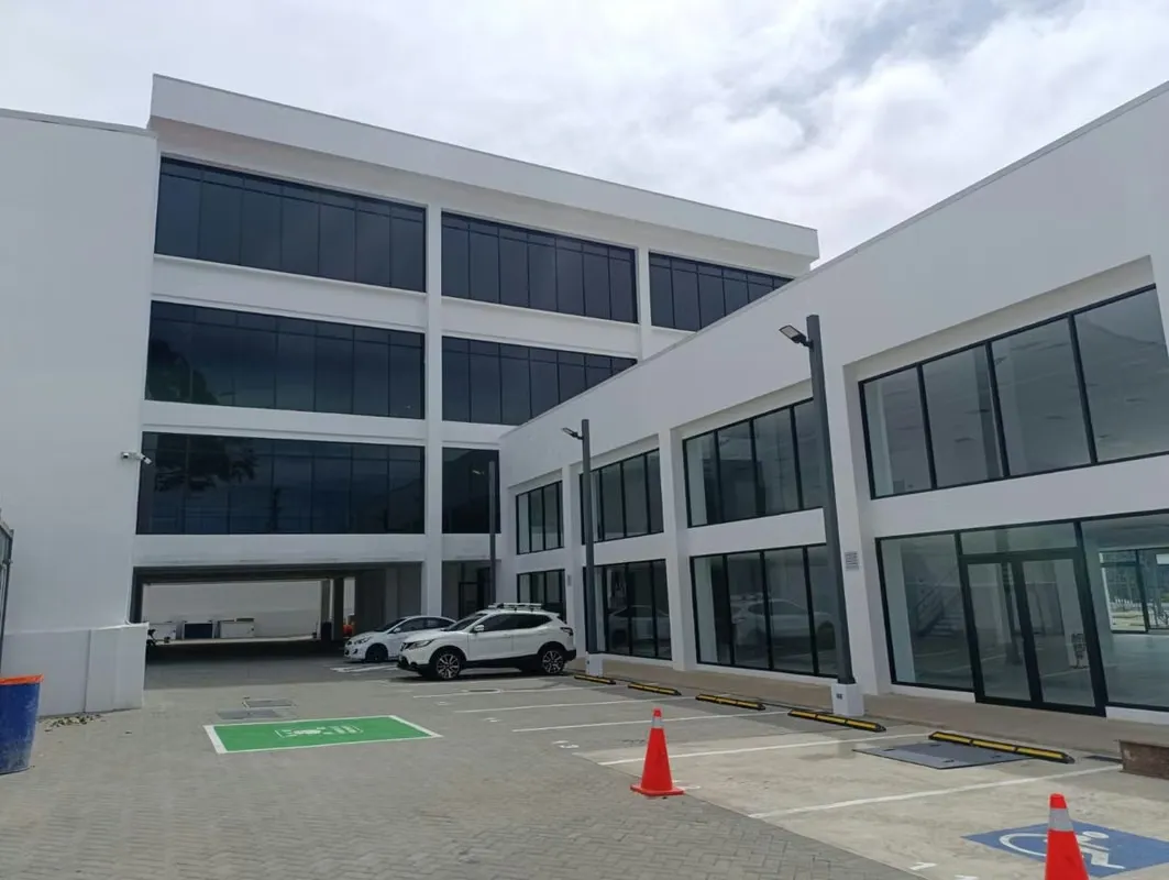 MA Asesoría alquila Local Comercial Nuevo, con finos acabados, ubicado en la calle principal de San Rafael de Escazú.
