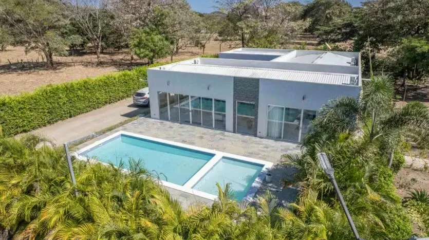 Alquiler de casa en Santa Cruz, amplio terreno