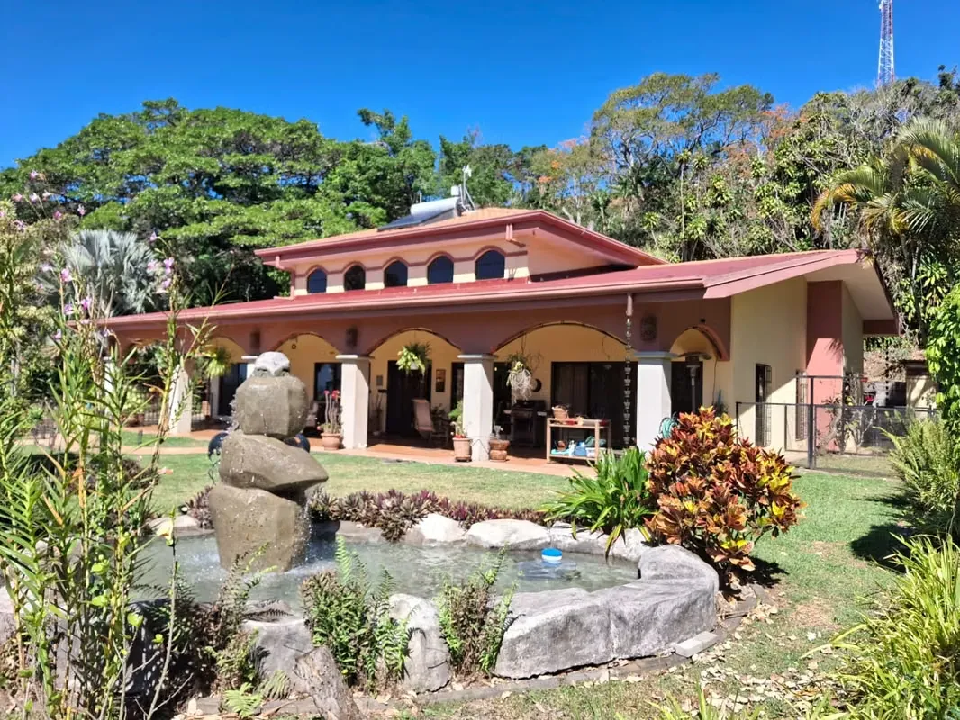 Main home: 275 mts construction with tons of natural light
