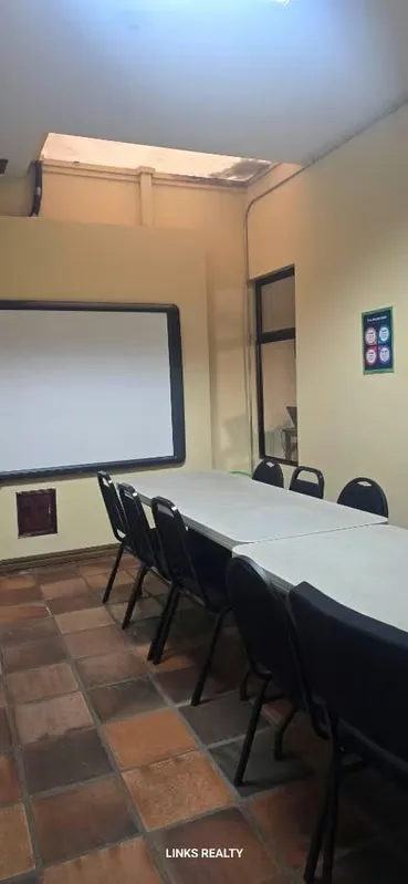 Colonial style building with high construction standards built in 2016. It is an excellent opportunity for Oficentro, hotel, apartotel, medical center and much more. A few steps from ...