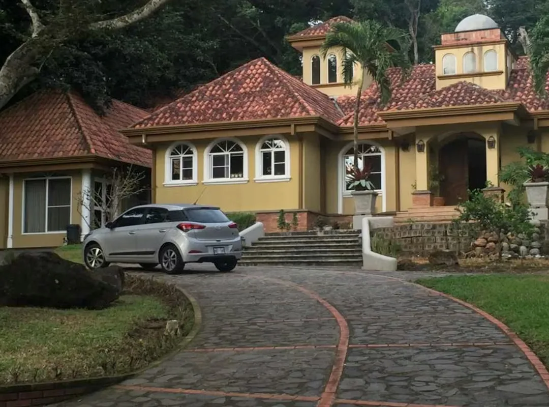 MA Asesoría vende lujosa residencia estilo mediterráneo ubicada en La Garita, Alajuela, la cual le brinda:, photo 3