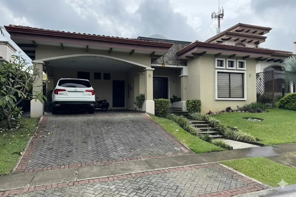 Venta de casa de una planta en condominio Los Hidalgos, Santo Domingo