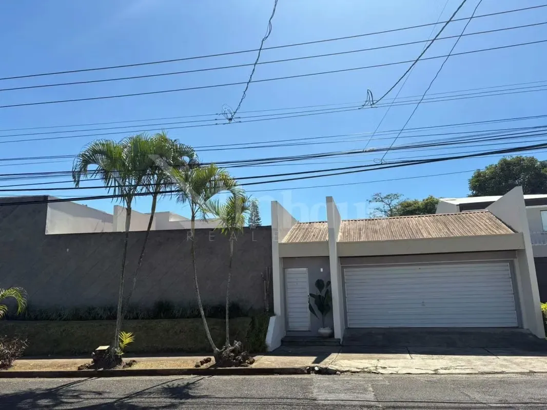 id 41940 Venta de casa en Lomas de Ayarco.