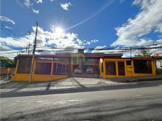 Venta de edificio esquinero comercial (uso de suelo mixto) en Canoas de Alajuela. Se conforma de tres propiedades que juntas miden 771.78 m2 de terreno y 1049 m2 de construcción. Su ...