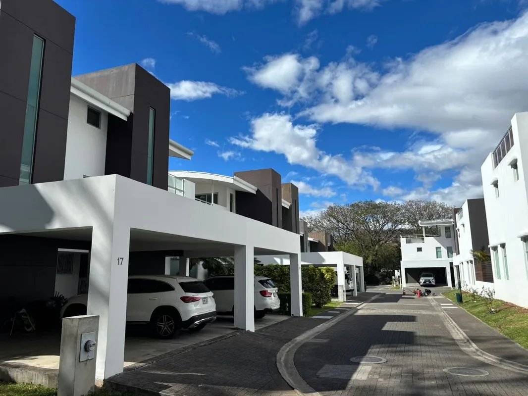 Casa en venta en Santa Ana Condominio Nuvó moderna y con linea blanca impecable