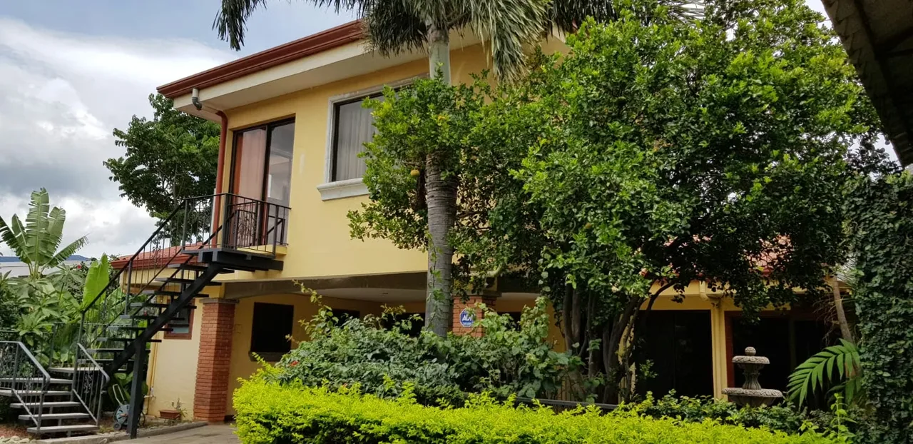 It is sold / rented beautiful independent house in Residencial - Well of Santa Ana.
