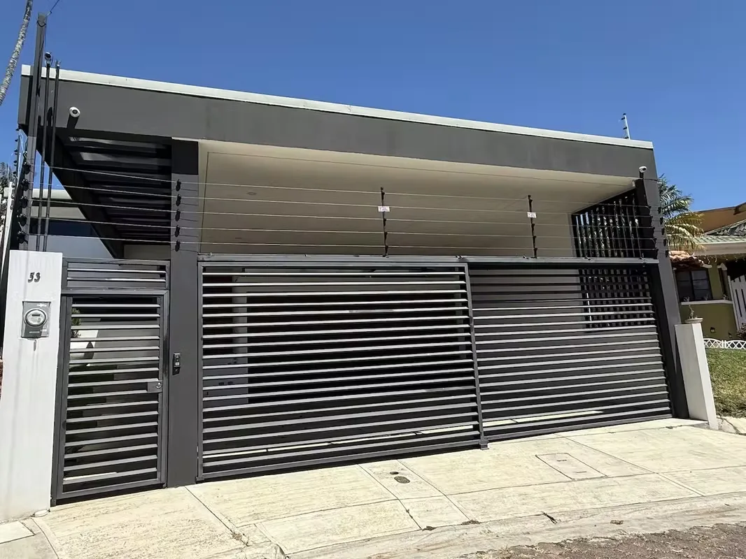 Modern and luxury 1 floor home for rent in Cariari heredia