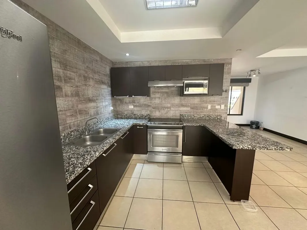 Viva con comodidad, seguridad y excelente ubicación en el reconocido Condominio Santa Ana Hills, una de las comunidades ... — photo 4
