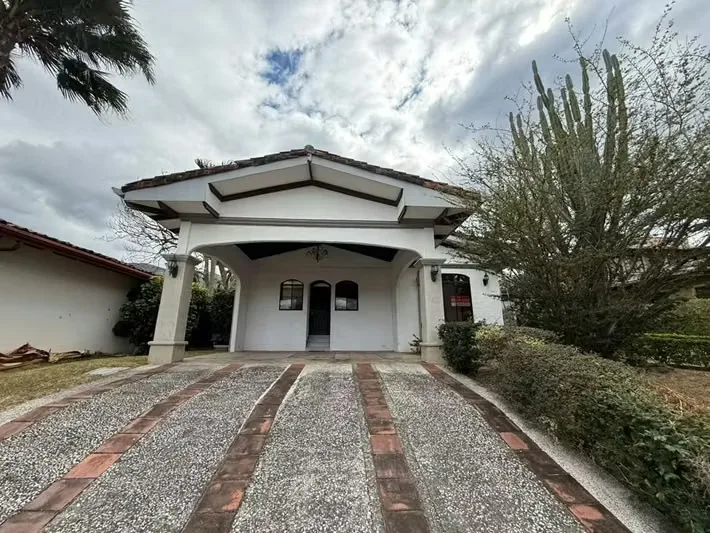 A rare find in today’s market: a spacious single-level home set on a massive 750 m2 lot. Located in an ultra-private community of only 24 residences in Piedades de Santa Ana, this ...