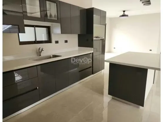 Venta para Estrenar en Santo Domingo,Gran Patio, 3 Cocheras , Residencial Quizarco