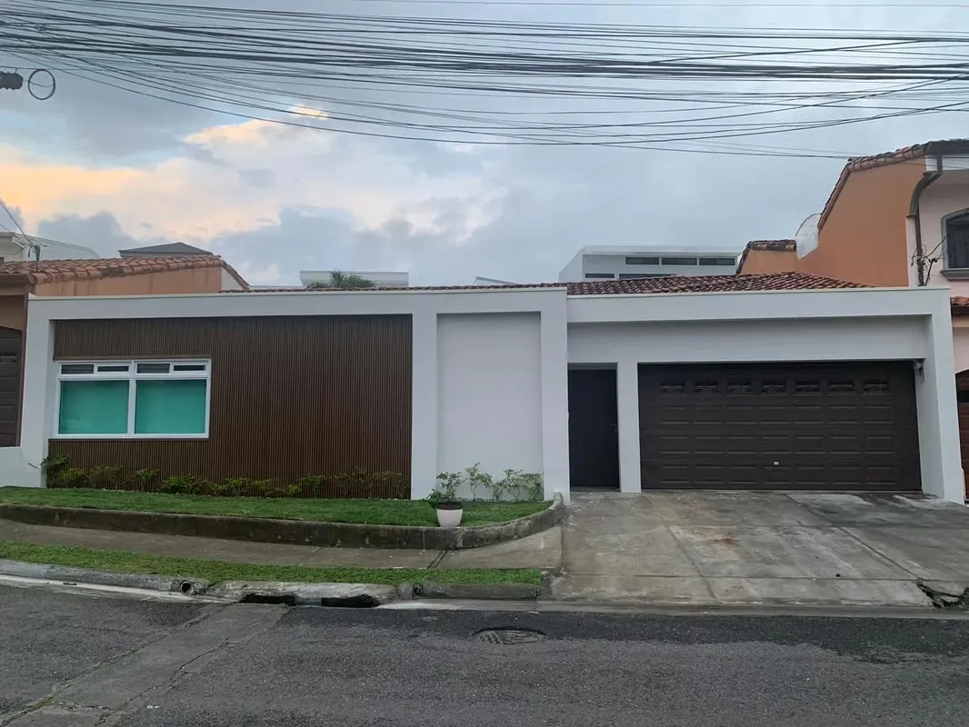Exclusiva Casa de 1 Nivel Totalmente Remodelada – Pozos de Santa Ana