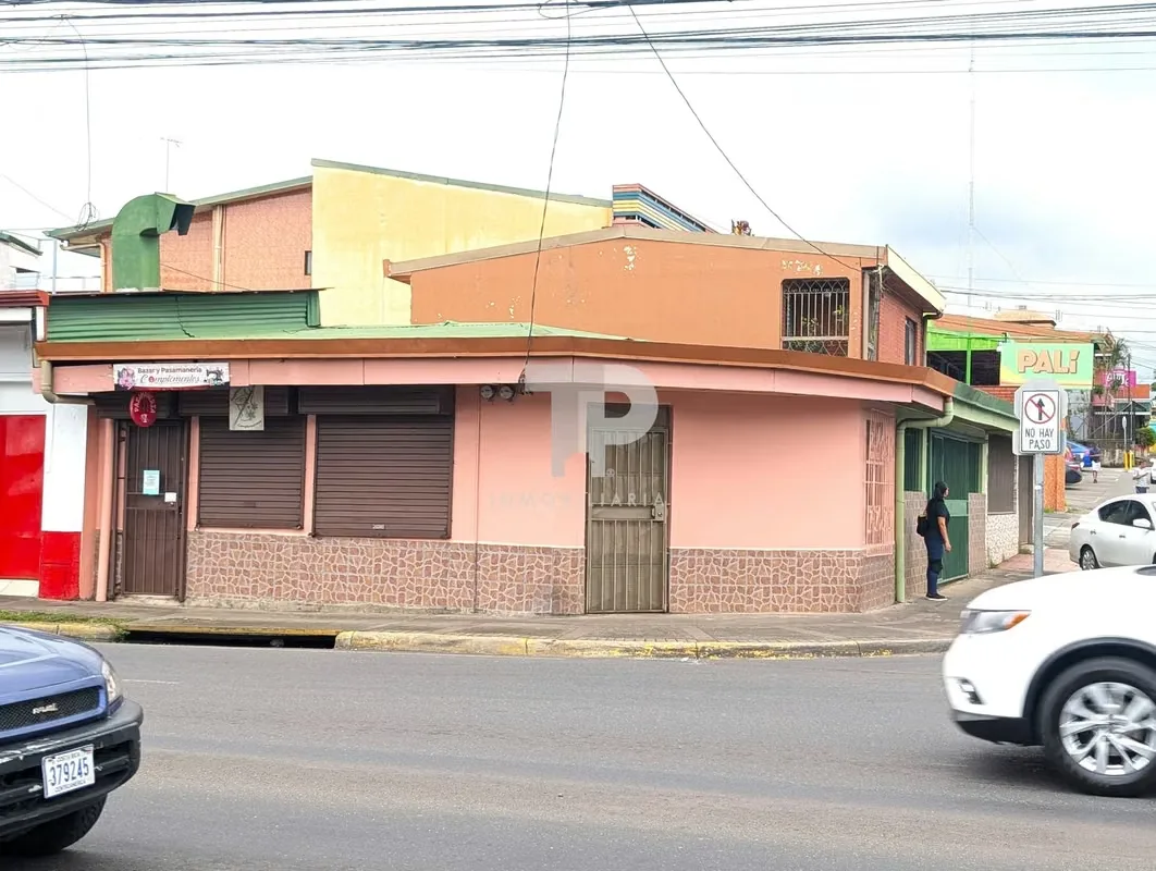 Corner commercial property in downtown San Joaquín, on the main national road towards Alajuela.