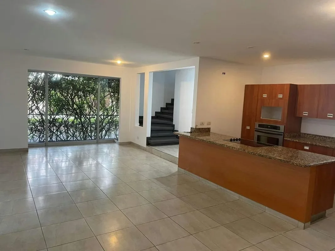 MA Asesoría vende Casa de dos plantas en Condominio en el centro de Santa Ana, San José, con excelente luz natural y buena energía