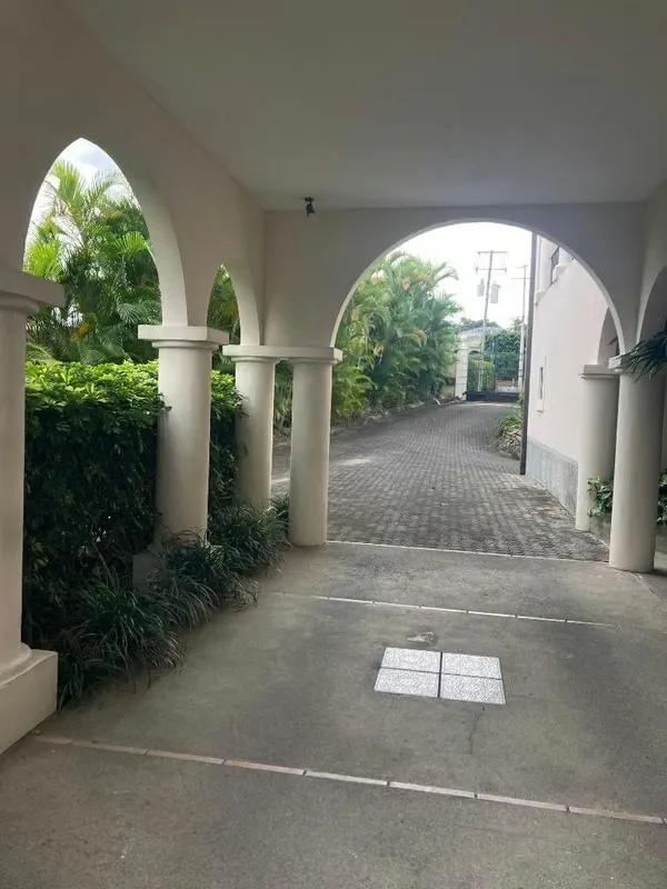 Un palacio italiano contemporáneo, con jardines que abrazan el ...