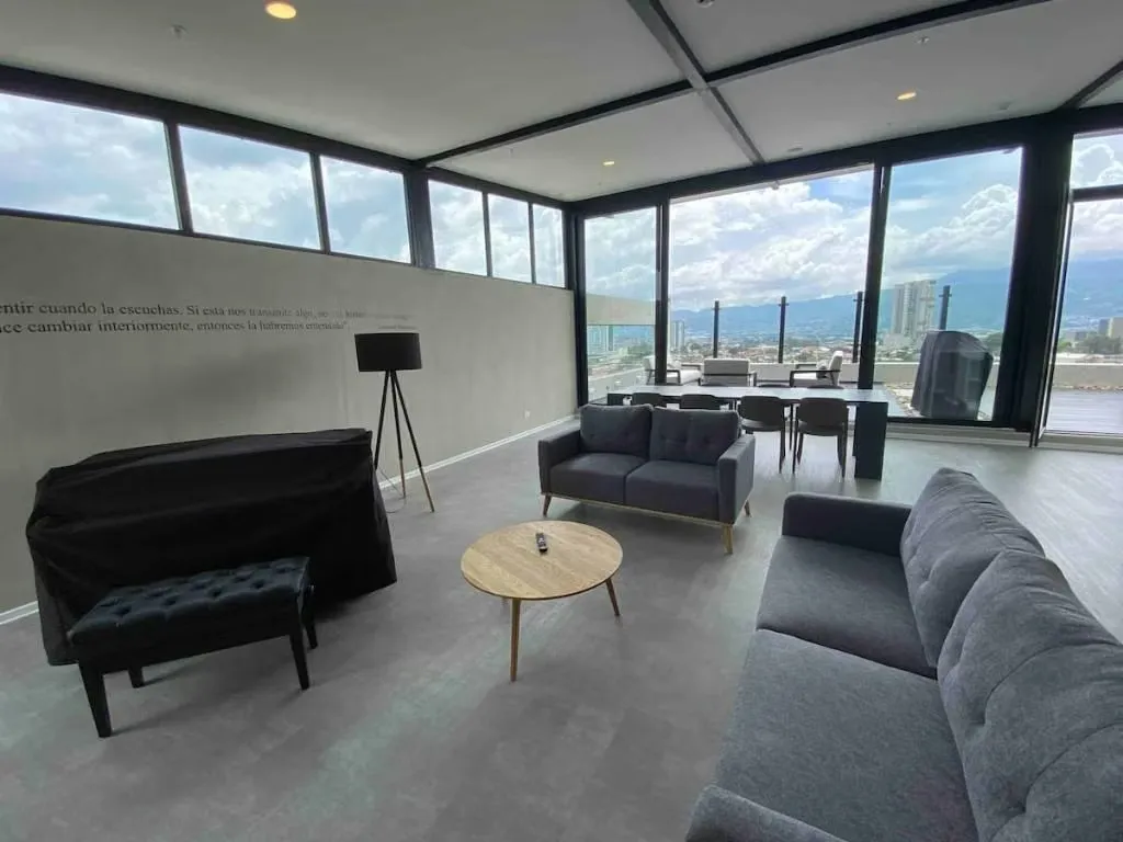 Este moderno apartamento de 2 habitaciones se encuentra en el corazón de Barrio Escalante, una ...