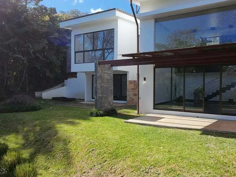 Spacious 4-Bedroom House for Rent in Santa Ana - Beautiful Views & Garden
