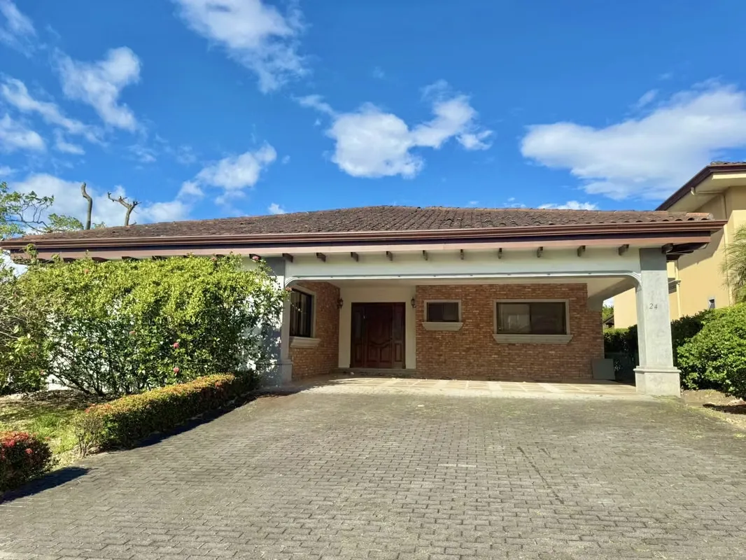 Casa con Piscina en Venta en Piedades de Santa Ana | Lote 720m² | 4 Habitaciones