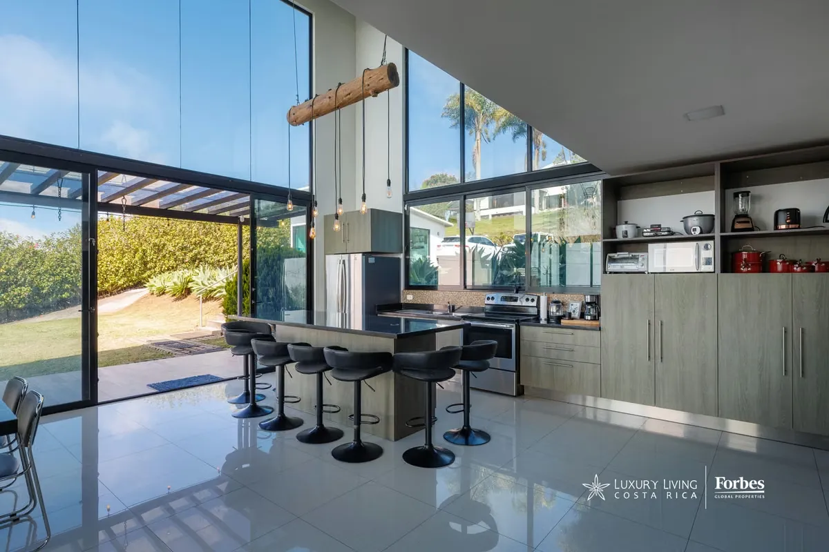 Located in Takiscu, an elevated and peaceful residential area of Cartago, this property combines nature, privacy, and open mountain views. Its setting offers a ...