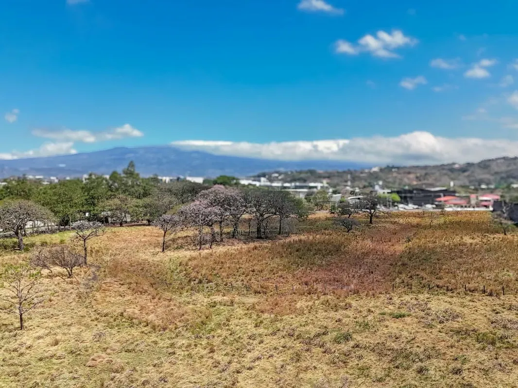 VENTA DE LOTE CON UBICACIÓN EXCLUSIVA EN LINDORA PERFECTO PARA DESARROLLO