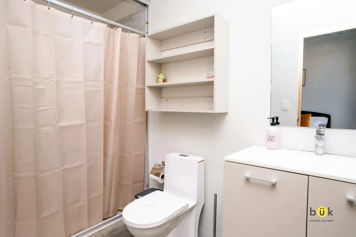 Located on the 17th floor of **URBN Escalante**, in the heart of **San José**, this modern studio apartment offers comfort, style, and stunning city views. — photo 3