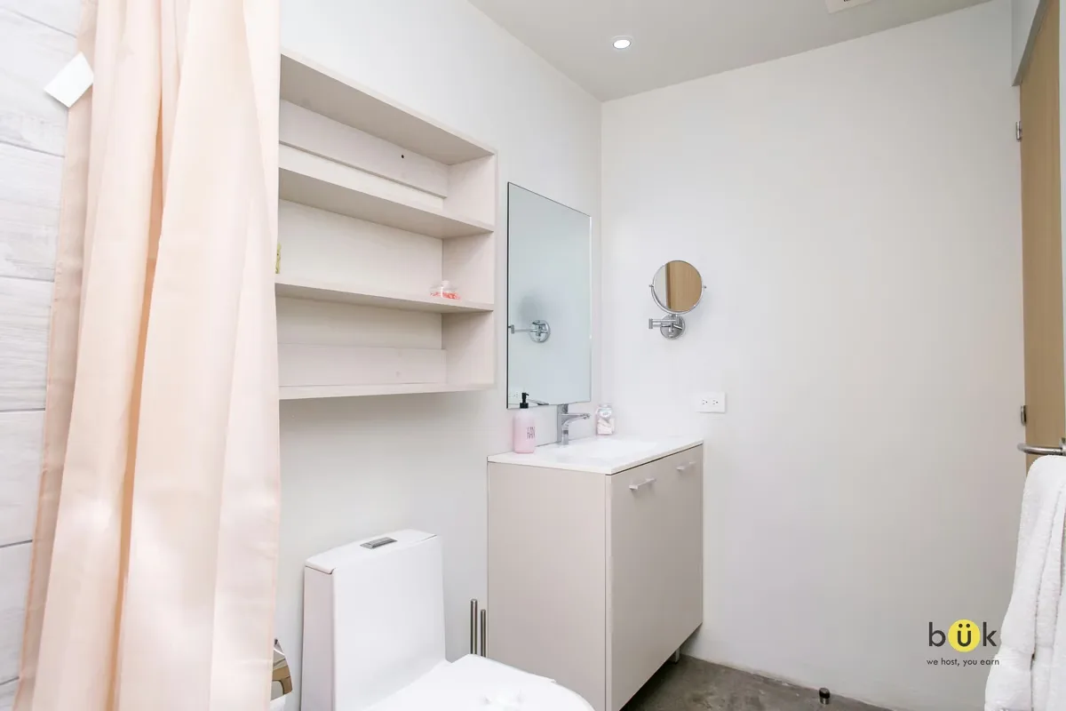 Located on the 17th floor of **URBN Escalante**, in the heart of **San José**, this modern studio apartment offers comfort, style, and stunning city views. — photo 4