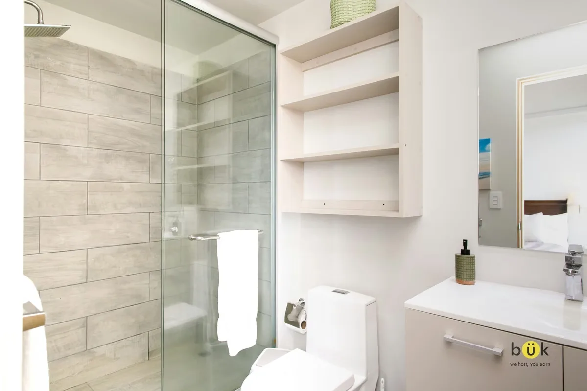 Located on the 27th floor of **URBN Escalante**, in the heart of **San José**, this modern studio apartment offers comfort, style, and stunning city views. — photo 4